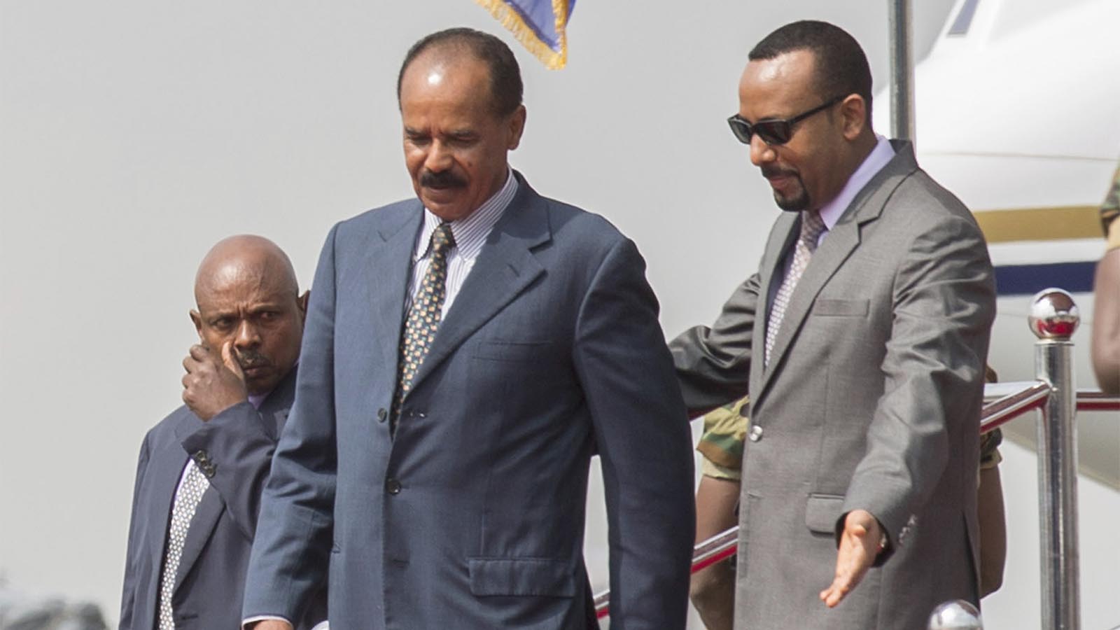 נשיא אריתריאה איסייאס אפוורקי (מימין) וראש ממשלת אתיופיה מחזיקים ידיים באדיס אבבא, אתיופיה (AP Photo Mulugeta Ayene)