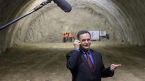 השר ישראל כץ בחפירת מנהרת יקנעם, כחלק מסלילת המשך כביש 6 בצפון. (צילום: פלאש 90).