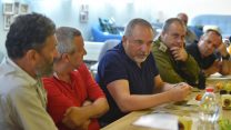 שר הביטחון, אביגדור ליברמן, במפגש עם ראשי רשויות בעוטף עזה בקיבוץ כיסופים. 24 באוגוסט 2018 (צילום: אריאל חרמוני, משרד הביטחון)