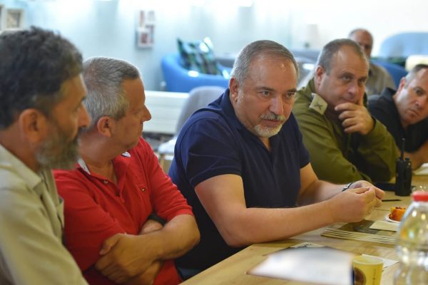 שר הביטחון, אביגדור ליברמן, במפגש עם ראשי רשויות בעוטף עזה בקיבוץ כיסופים. 24 באוגוסט 2018 (צילום: אריאל חרמוני, משרד הביטחון)