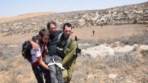 פינוי ארבעה ישראלים שנפצעו קל בישוב מצפה יאיר שבחברון לאחר שלטענתם הותקפו על ידי צעירים רעולי פנים (קרדיט: נסר נוואג'עה (בצלם))