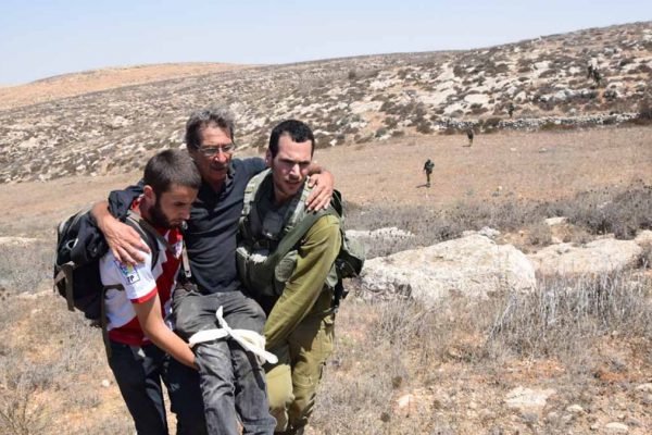 פינוי ארבעה ישראלים שנפצעו קל בישוב מצפה יאיר שבחברון לאחר שלטענתם הותקפו על ידי צעירים רעולי פנים (קרדיט: נסר נוואג'עה (בצלם))