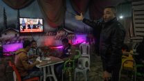 פלסטינים בעיר שכם צופים בהכרזתו של טראמפ על העברת שגרירות ארה"ב לירושלים, 6 בדצמבר 2017 (Nasser Ishtayeh/Flash90)