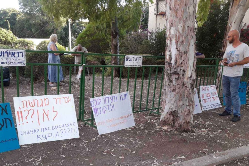 הפגנת דיירי הדיור הציבוריבנווה אליעזר, חיפה (צילום: רבנים למען זכויות האדם).