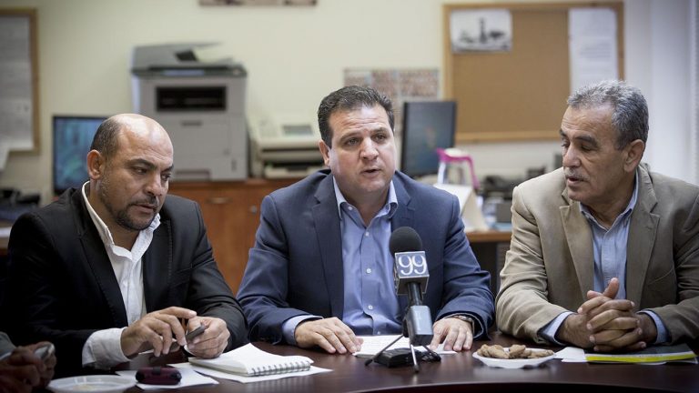 "גאווה של אחדות". ח"כ איימן עודה וחברי הרשימה המשותפת (צילום ארכיון: מרים אלסטר, פלאש90).