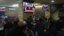 פלסטינים בבית קפה ברמאללה ברקע נאום טראמפ, 6 בדצמבר 2017 (צילום: פלאש 90).
