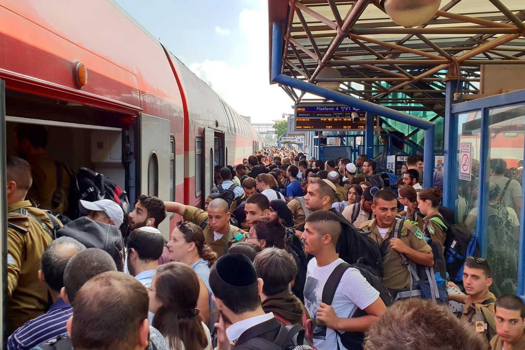 יום ראשון עמוס ברכבת ישראל, 12 באוגוסט 2018 (צילום: Alexander Turovsky / Shutterstock.com).