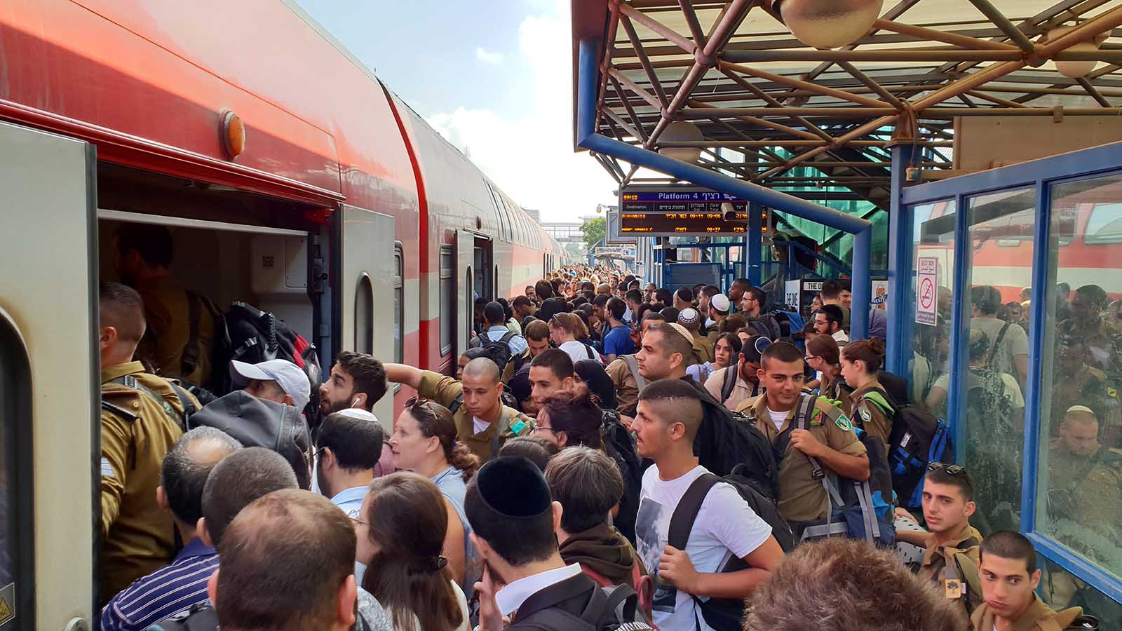 יום ראשון עמוס ברכבת ישראל, 12 באוגוסט 2018 (צילום: shutterstock).