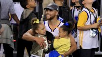 סטף קארי חוגג זכייה באליפות ה-NBA עם שתי בנותיו ריילי ורייאן. 12 ביוני 2017 (Photo by Ronald Martinez/Getty Images IL)