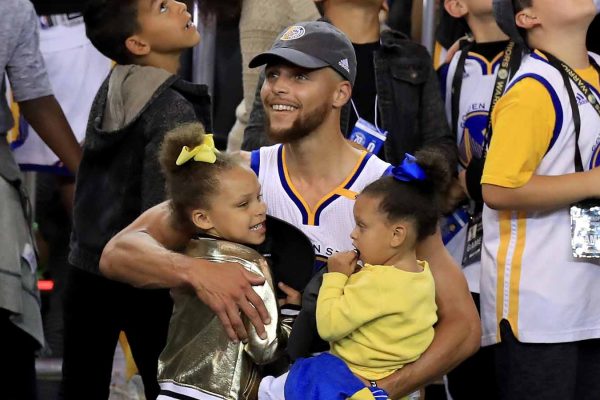 סטף קארי חוגג זכייה באליפות ה-NBA עם שתי בנותיו ריילי ורייאן. 12 ביוני 2017 (Photo by Ronald Martinez/Getty Images IL)