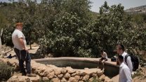 גברים רוחצים במעיין ליד ירושלים (צילום: הדס פרוש / פלאש 90).