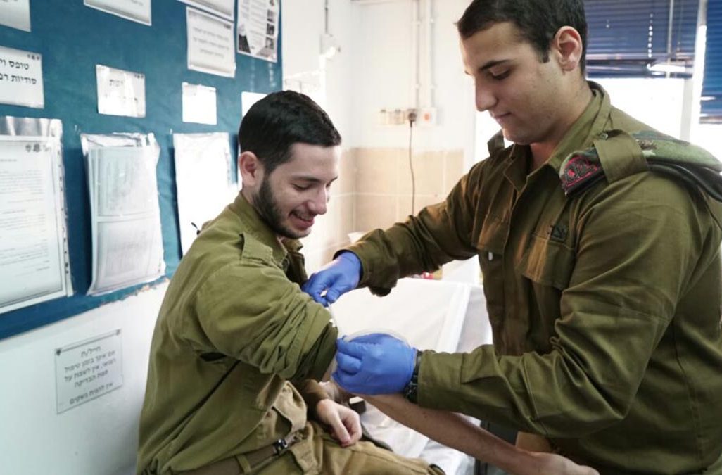 חייל מקבל טיפול במרפאה צבאית (מתוך אתר צה"ל)