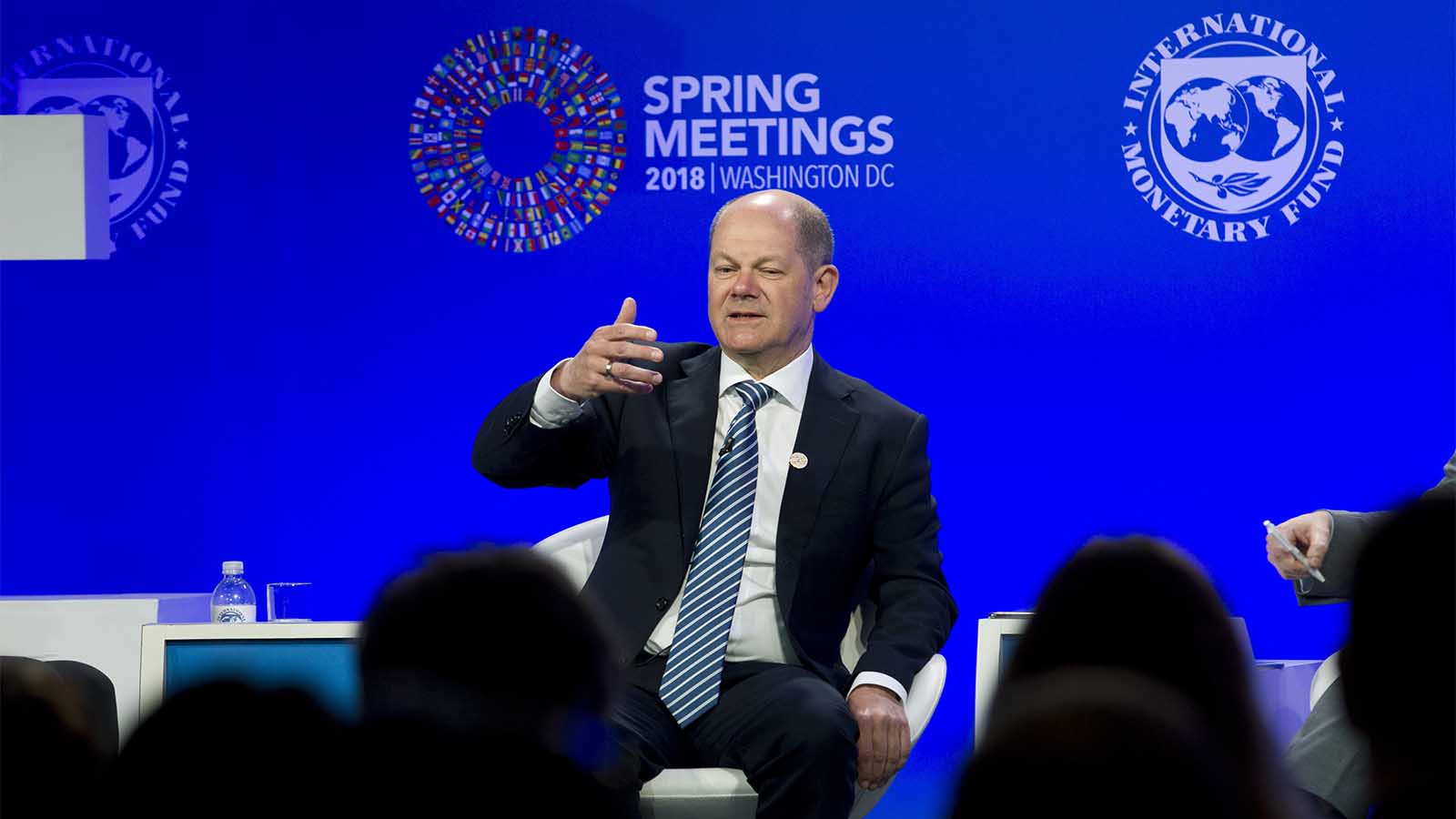 שר האוצר הגרמני אולף שולץ ממפלגת ה-SPD נואם בפסגה של הבנק העולמי וקרן המטבע הבינלאומית. 19 באפריל 2018 (AP Photo/Jose Luis Magana)