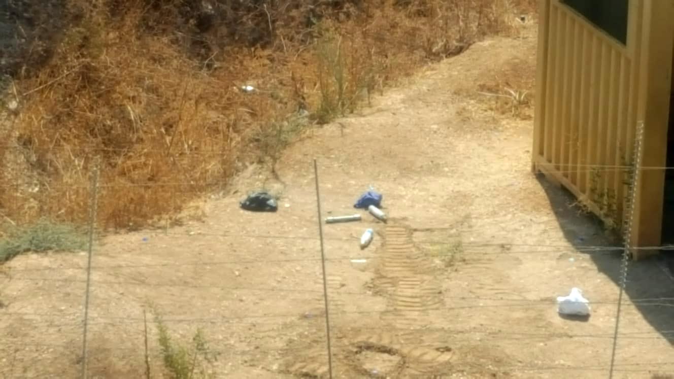 מטעני הצינור שנמצאו בסמוך לבית הדין הצבאי בשומרון. 30 באוגוסט 2018 (צילום: דוברות המשטרה)