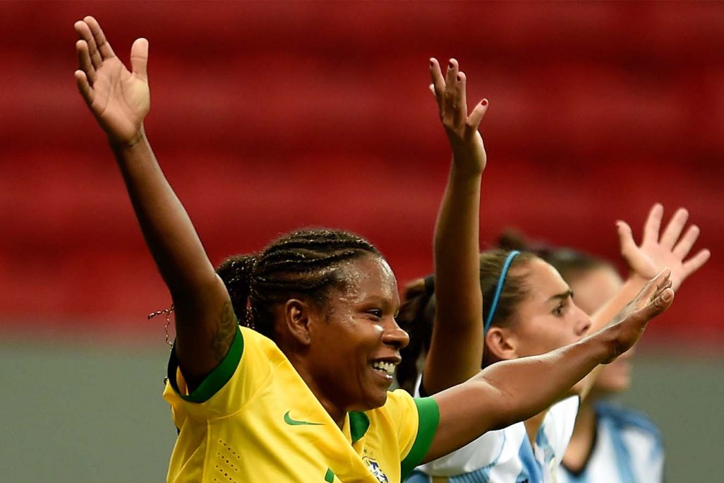 שחקניות נבחרות ברזיל וארגנטינה במשחק בשנת 2014 (Photo by Buda Mendes/Getty Images)