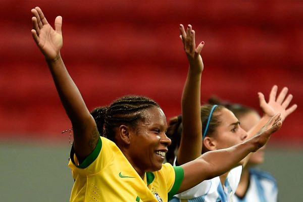 שחקניות נבחרות ברזיל וארגנטינה במשחק בשנת 2014 (Photo by Buda Mendes/Getty Images)