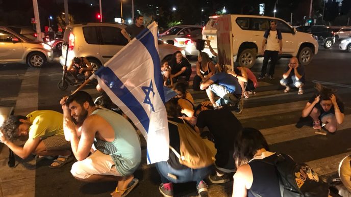 מחאת תושבי עוטף עזה מול הקריה בתל אביב, 11 באוגוסט 2018. (צילום: יאיר ויטמן)