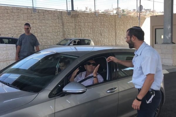 סגן ראש מועצת מטה בנימין ישראל גנץ בעת פריצת הכביש