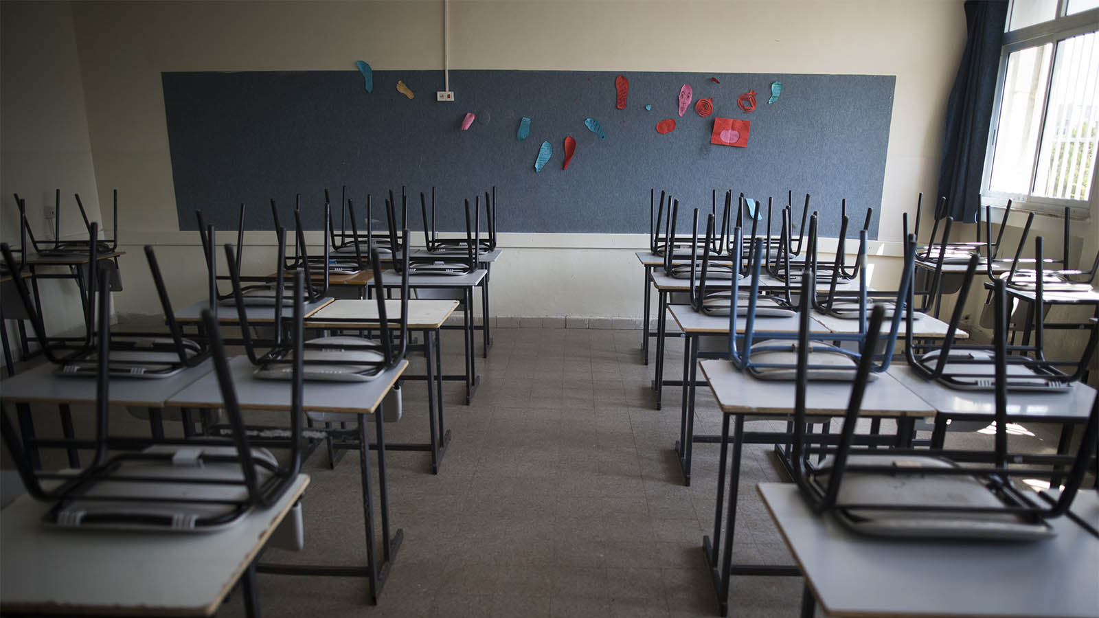 An empty classroom in Jerusalem (Yonatan Zendil / פלאש90)