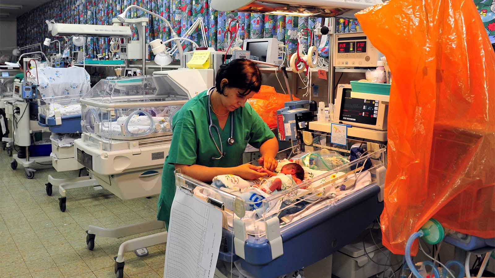 אחות מטפלת בתינוק בפגייה בבית החולים ברזילי באשקלון (צילום: shutterstock).