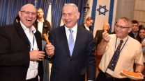 "לא גזרים גמדים קפואים". בתמונה: משמאל אלי יפרח יו"ר ועד העובדים, ראש הממשלה נתניהו, ושגריר ישראל לדרום סודאן חנן גודר (צילום: אלעד מנדל).