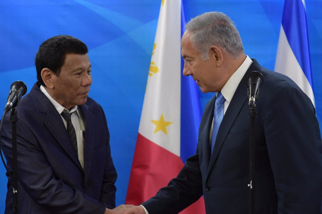 ראש הממשלה בנימין נתניהו עם נשיא הפיליפינים רודריגו דוטרטה (צילום: עמוס בן גרשום/ לע"מ).