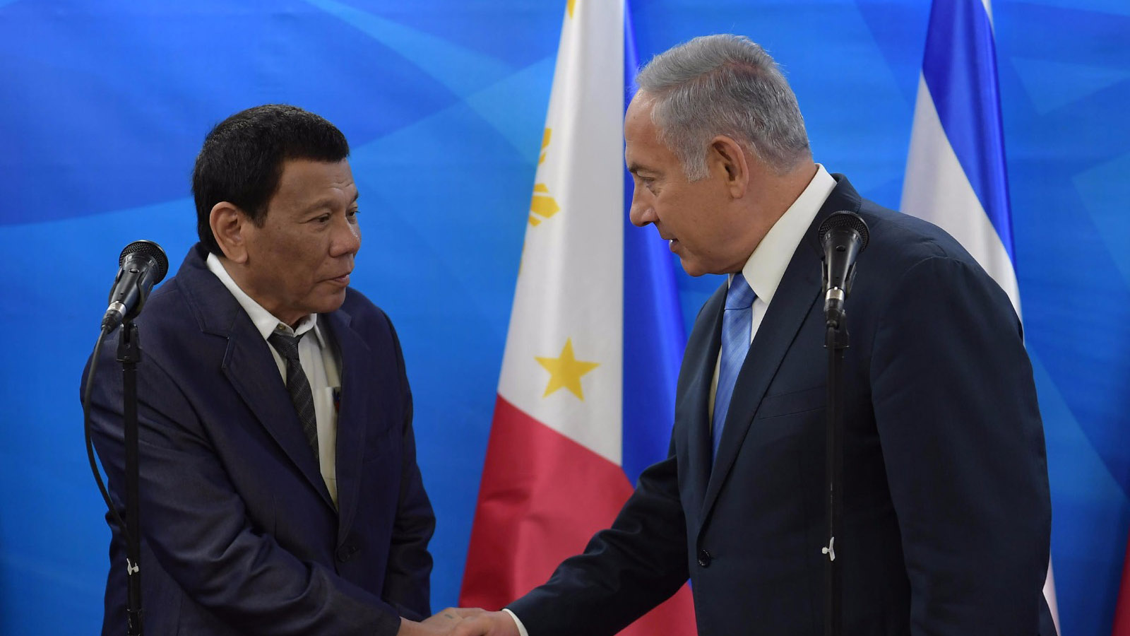 ראש הממשלה בנימין נתניהו עם נשיא הפיליפינים רודריגו דוטרטה (צילום: עמוס בן גרשום/ לע&quot;מ).
