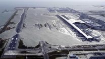 שדה התעופה המוצף קנסאי במערב יפן (צילום: Kentaro Ikushima/Mainichi Newspaper via AP).