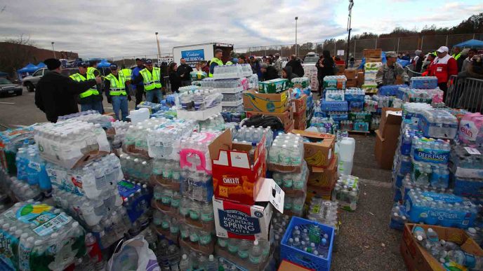 אנשי ממשל וכוחות ביטחון בנקודת חלוקת מים ומזון בניו יורק לאחר הוריקן סנדי. נובמבר 2014 (צילום: a katz / Shutterstock.com)