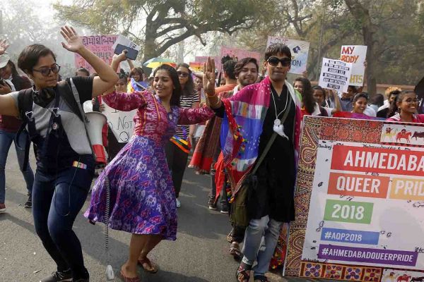 צועדות וצועדים במצעד הגאווה הקווירי בהודו. 18 בפברואר 2018 (AP Photo/Ajit Solanki)