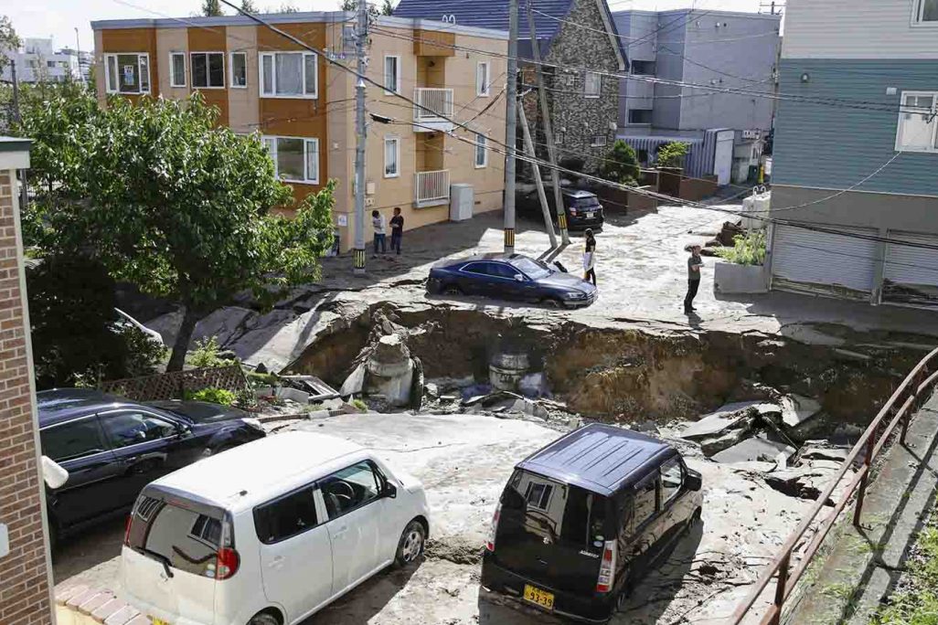כביש שקרס בספורו, הוקיידו, לאחר רעידת אדמה בעוצמה של 6.7 בצפון יפן (Photo by Kyodo News via Getty Images)