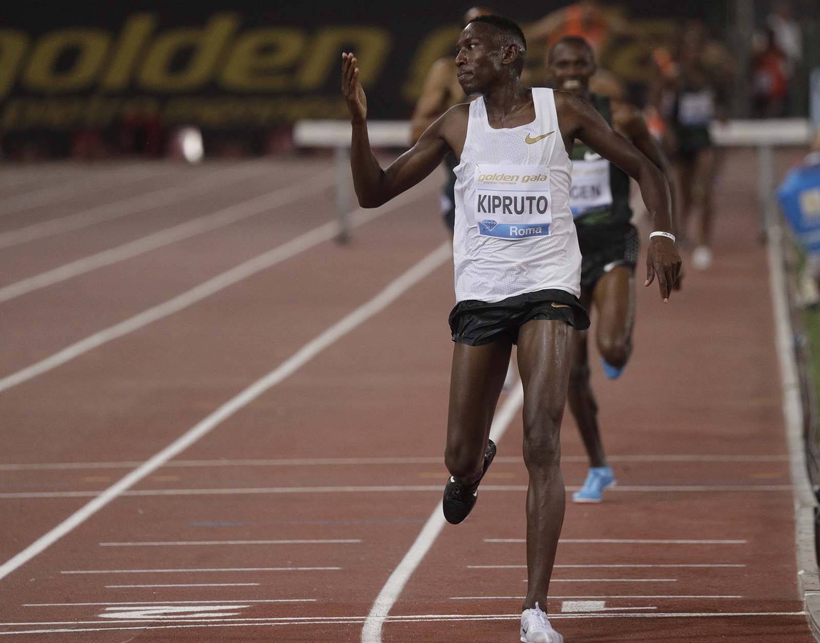 קונססלוס קיפרוטו מנצח ריצת 3000 מטר גברים ברומא, 2018 (צילום: AP Photo/Gregorio Borgia).