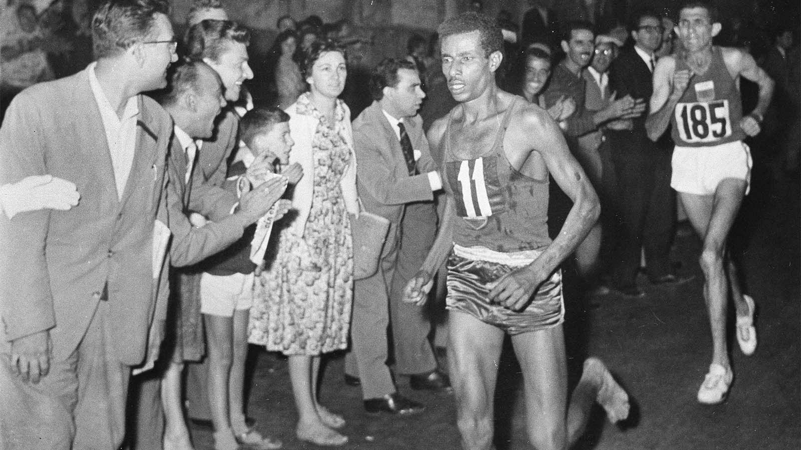 אבבה ביקילה מאתיופיה בריצת מרתון יחפה באולימפיאדת רומא 1960 (צילום: AP Photo).