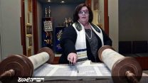 רבה רפורמית עם ספר תורה. ארכיון, למצולמת אין קשר לכתבה (AP Photo/Nick Ut)