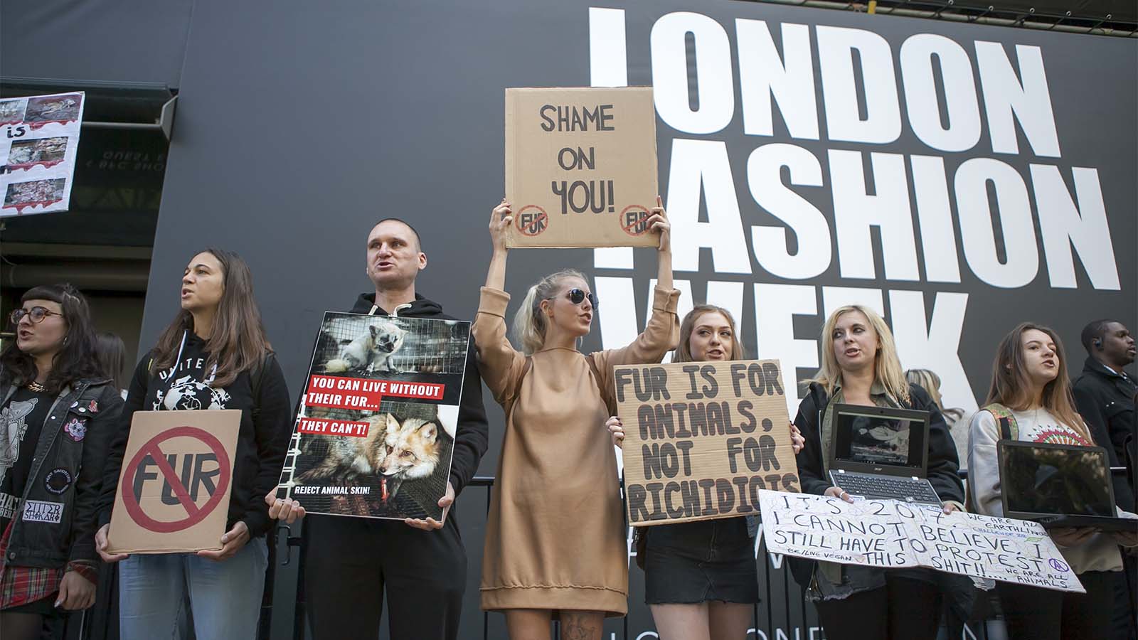 הפגנה נגד שימוש בפרווה באופנה מול שבוע האופנה בלונדון. ספטמבר 2017 (Elena Rostunova / Shutterstock.com)