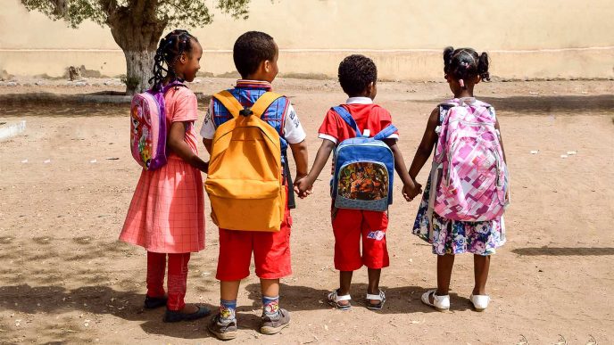 ילדים בג'יבוטי בדרך לבית ספר (צילום: shutterstock).