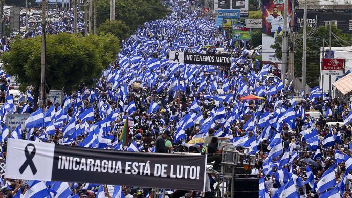 עשרות אלפים משתתפים בצעדה נגד נשיא ניקרגואה דניאל אורטגה, 30 במאי 2018. (צילום: AP Photo/Esteban Felix)