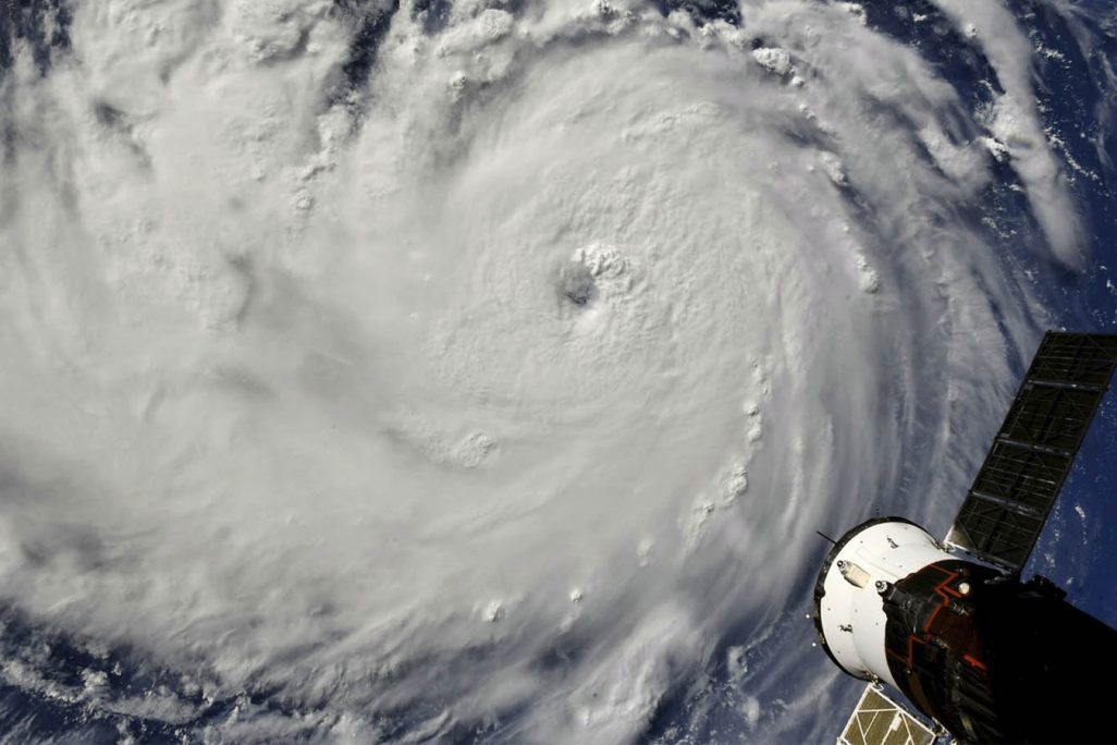 מבט על הוריקן פלורנס מתחנת החלל הבינלאומית. &quot;כמעט כל מה שאנחנו יודעים על שינוי האקלים, למשל, זה נתונים מלוויינים&quot; (צילום: NASA via AP).