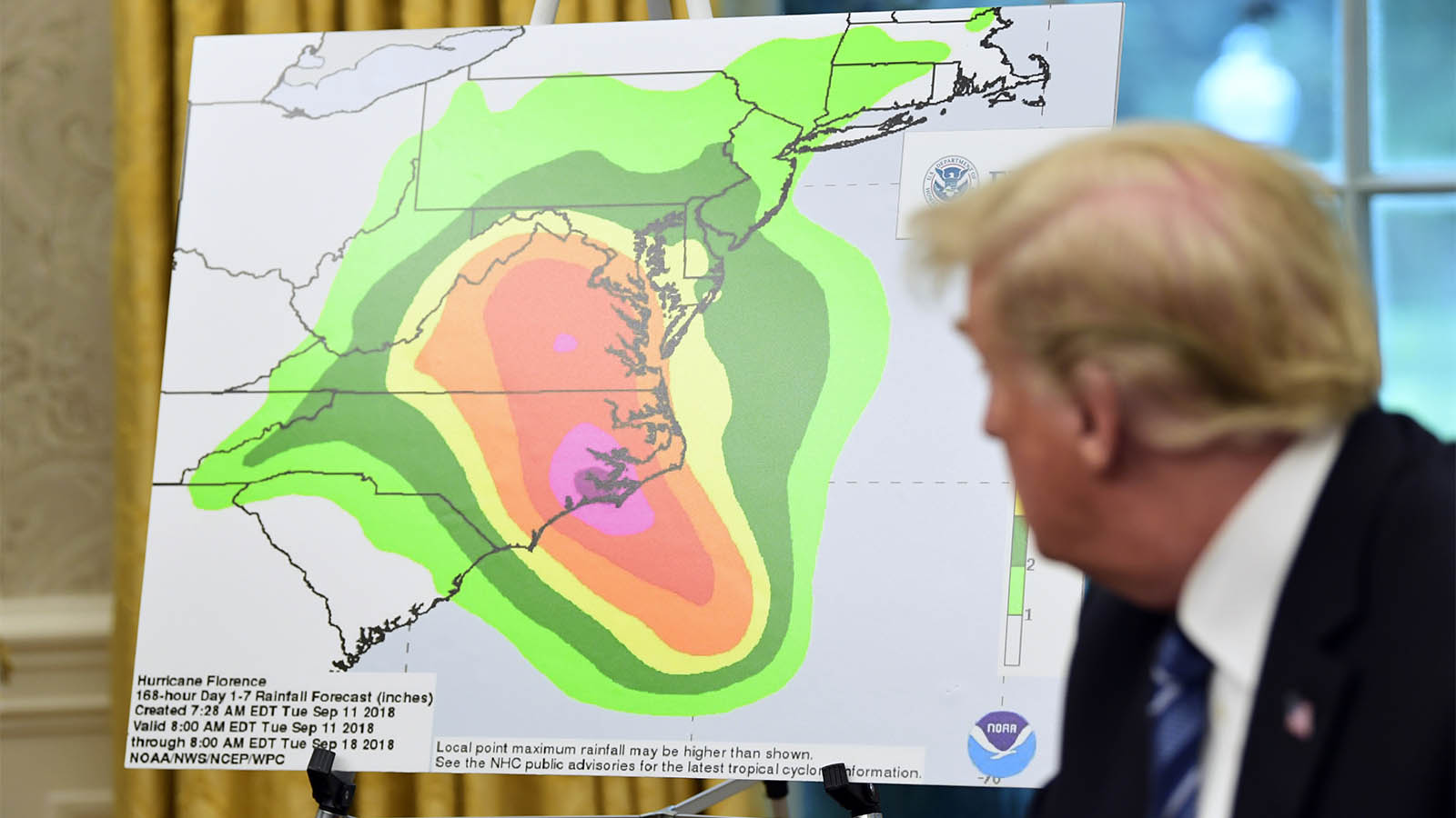 נשיא ארה״ב, דונלד טראמפ, מביט בגרף המשקעים הצפויים לרדת בסערה הצפויה (צילום: AP Photo/Susan Walsh).