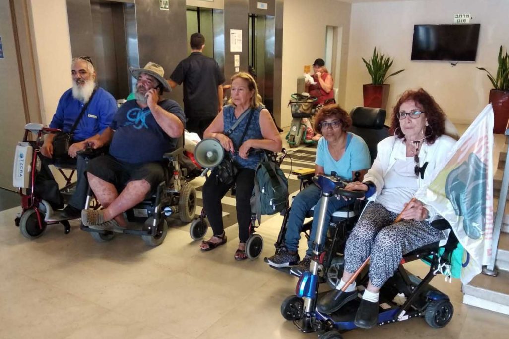 פעילי מאבק הנכים לאחר שהתפרצו למשרדי הביטוח הלאומי בירושלים, 12 בספטמבר 2018. (קרדיט: הנכים הופכים לפנתרים)