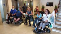 פעילי מאבק הנכים לאחר שהתפרצו למשרדי הביטוח הלאומי בירושלים, 12 בספטמבר 2018. (קרדיט: הנכים הופכים לפנתרים)