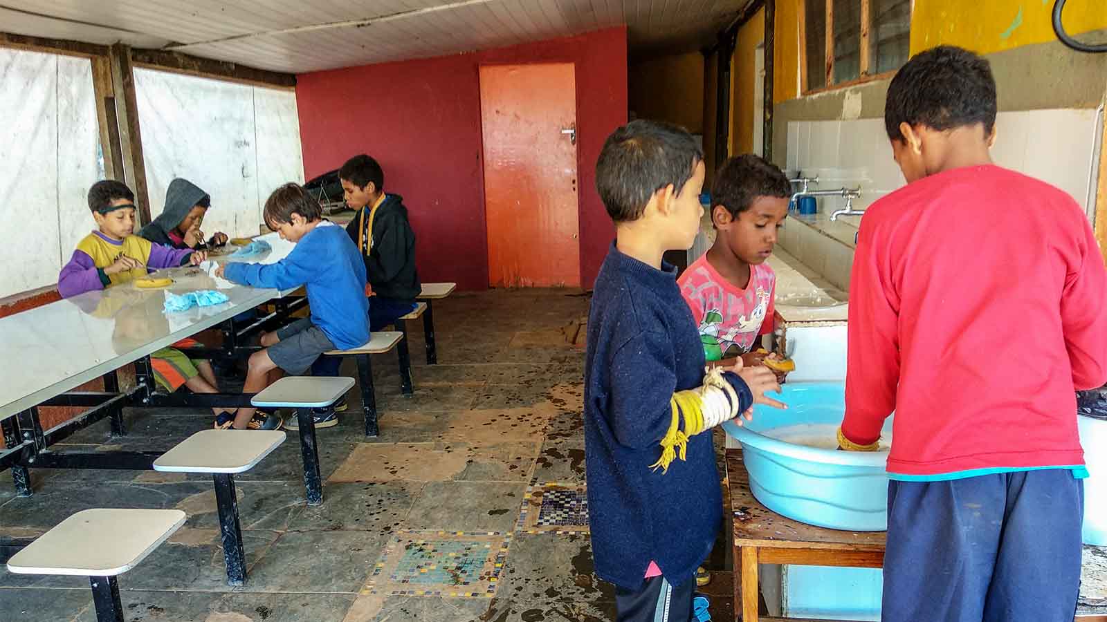 ילדים שוטפים כלים בחדר האוכל ב'אנצ'יטה' (צילום: יעל אלנתן)