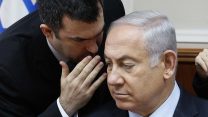 דוויד קייז, דובר ראש הממשלה לתקשורת הזרה בשיחה עם ראש הממשלה נתניהו. 23 ביולי 2018 (Gali Tibbon/Pool via AP, File)