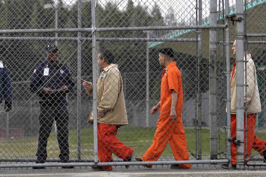 אסירים וסוהרים בכלא בארה"ב. ארכיון, למצולמים אין קשר לכתבה (AP Photo/Elaine Thompson, file)