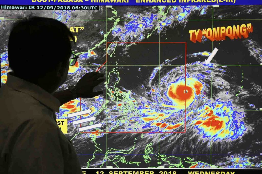 חזאי בפיליפינים מראה את התקדמות סופת הטייפון "מאנגקוט" (AP Photo/Aaron Favila)