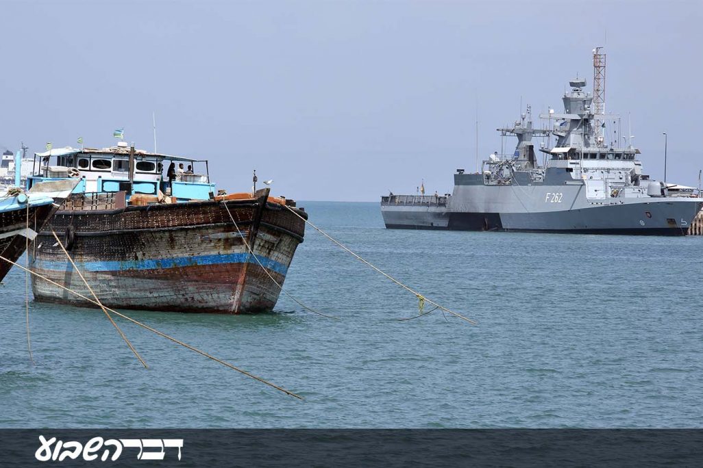 ספינות דיג מעץ, ברקע ספינת מלחמה ארופאית בתוך נמל בג'יבוטי (צילום: shuttestock).