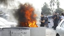 כבאים חוסמים את הכניסה לנציבות כיבוי והצלה בראשון לציון במסגרת המחאה כנגד התנהלות הנציב דדי שמחי, 17 בספטמבר 2018. (צילום: דליה נבעה)