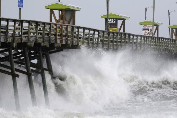 גלים בצפון קרולינה שנוצרו בעקבות התקרבות הוריקן פלורנס ליבשה (צילום: AP Photo/Tom Copeland).