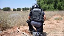 חבלן משטרה מנטרל חפץ חשוד שנמצא בגן משחקים, ברחוב ענתות בעיר קריית גת (קרדיט: דוברות המשטרה)