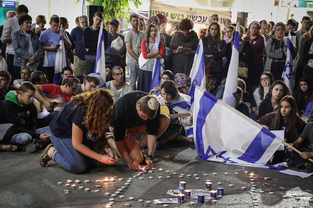 הדלקת נרות נשמה לזכרו של ארי פולד ז״ל בזירת הפיגוע בגוש עציון (צילום: גרשון אלינסון / פלאש 90).